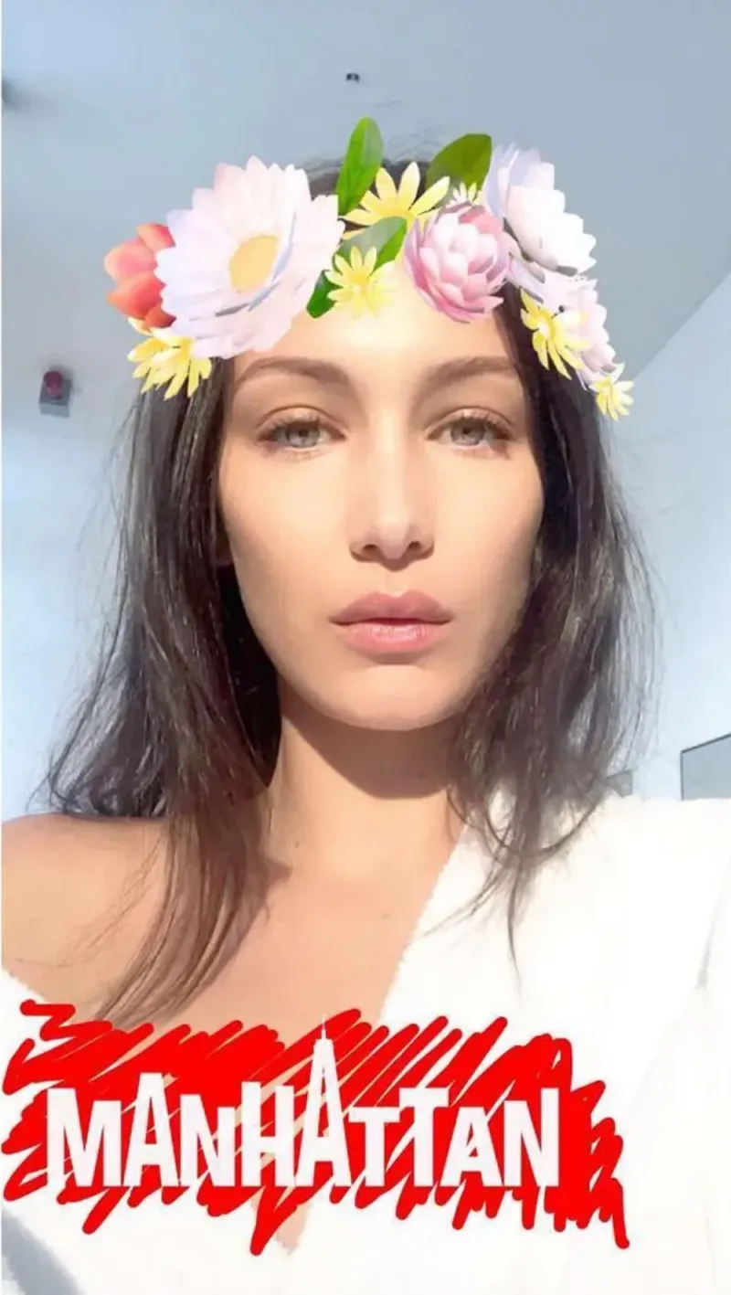 Η Bella Hadid σε selfie από το SnapChat, στο πλαίσιο της αναβίωσης των trends του 2016.