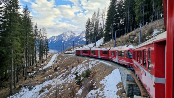 Bernina Express: Διαδρομή, εισιτήρια και tips για το πιο όμορφο ταξίδι με τρένο στις Άλπεις