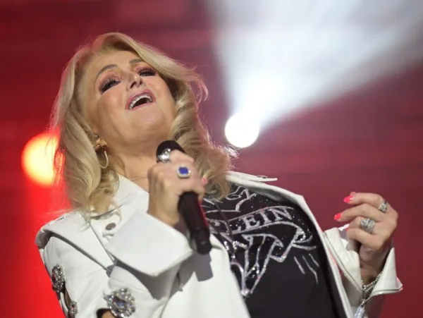 Η Bonnie Tyler, ερμηνεύτρια του Total Eclipse of the Heart που ξεπέρασε το 1 δισ. streams στο Spotify.