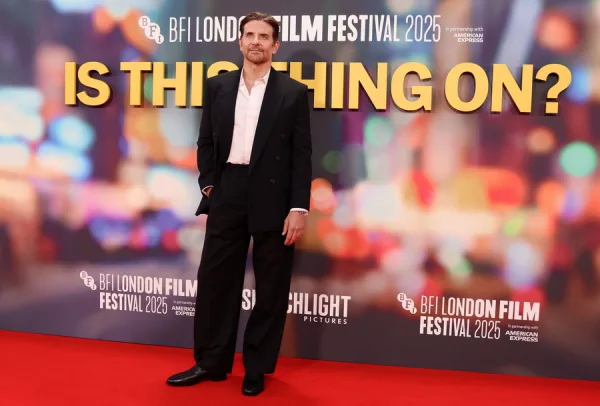 Ο ηθοποιός Bradley Cooper σε κοντινό πλάνο, με αφορμή τις δηλώσεις του για τις πλαστικές επεμβάσεις.