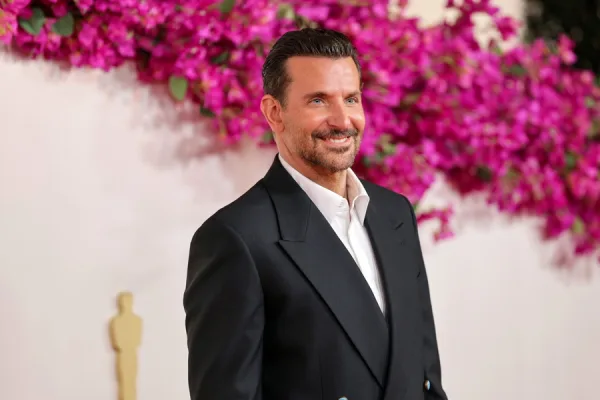Ο ηθοποιός Bradley Cooper σε κοντινό πλάνο, με αφορμή τις δηλώσεις του για τις πλαστικές επεμβάσεις.