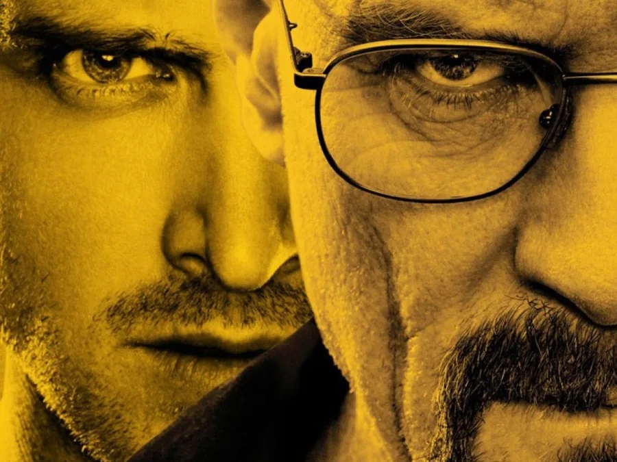 Κοντινό πλάνο των Bryan Cranston και Aaron Paul από τη σειρά Breaking Bad σε κίτρινο φόντο.