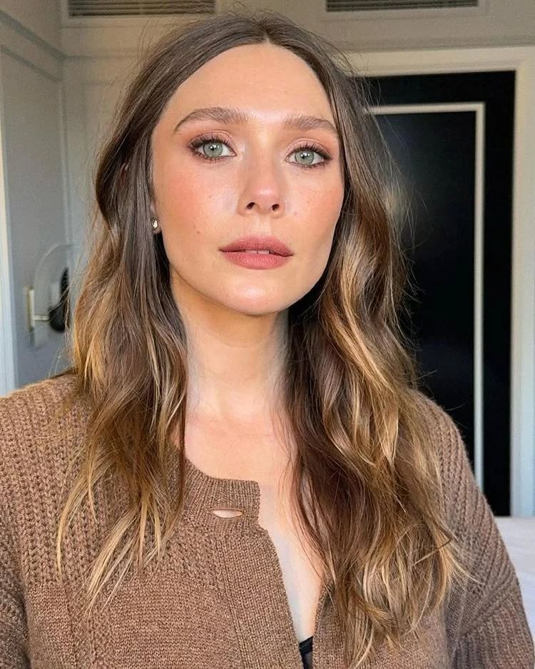 Η Elizabeth Olsen με ζεστή, φυσική απόχρωση στα μαλλιά, αναδεικνύοντας τις τάσεις ομορφιάς για το 2026.