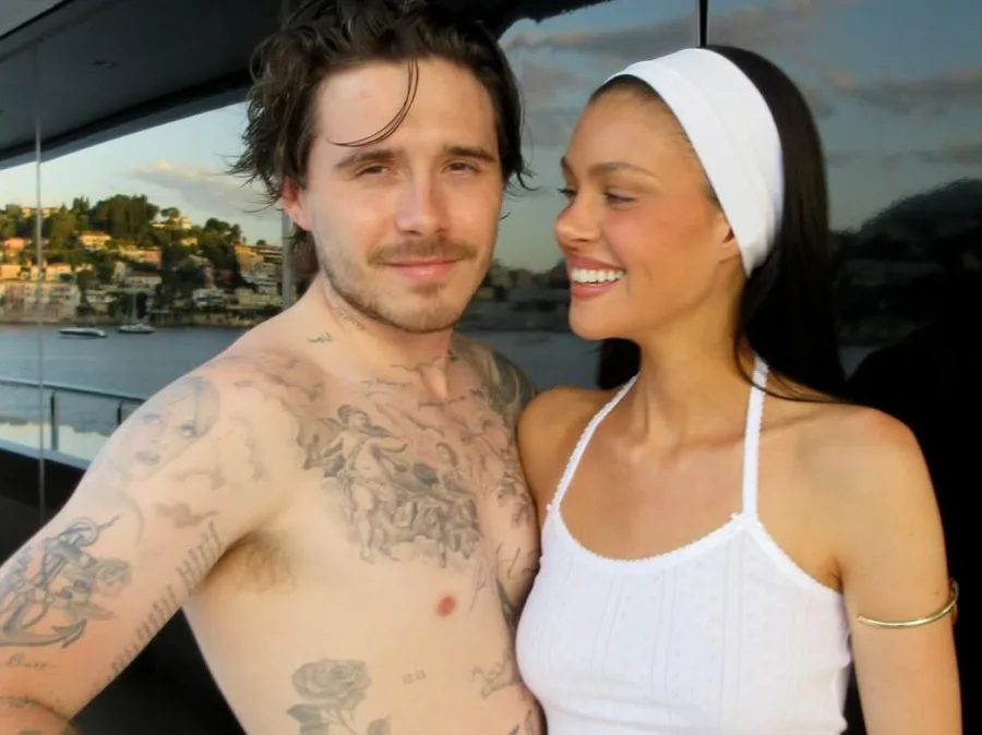 Ο Brooklyn Beckham ποζάρει δείχνοντας τα τατουάζ που έχει αφιερώσει στη σύζυγό του Nicola Peltz.