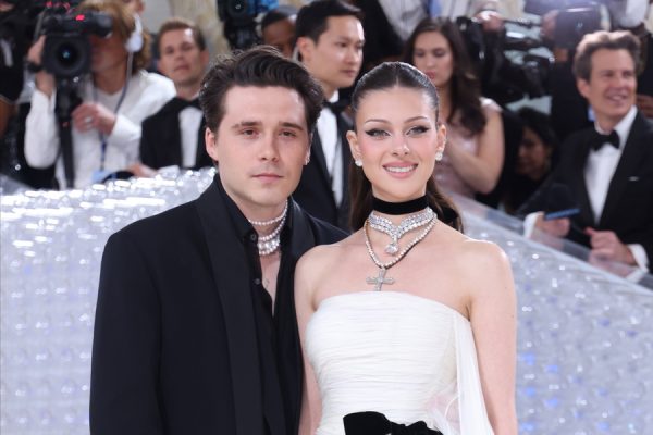 Ο Brooklyn Beckham και η Nicola Peltz Beckham ποζάρουν μαζί, ενώ η Victoria Beckham βρίσκεται στην κορυφή των βρετανικών charts.