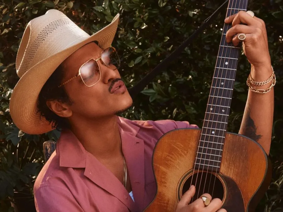 Ο Bruno Mars σε φωτογραφία από τον προσωπικό του λογαριασμό στο Instagram για το νέο του άλμπουμ The Romantic.