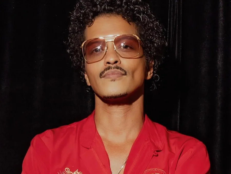 Πορτρέτο του Bruno Mars από τον επίσημο λογαριασμό του στο Instagram για το νέο single I Just Might.
