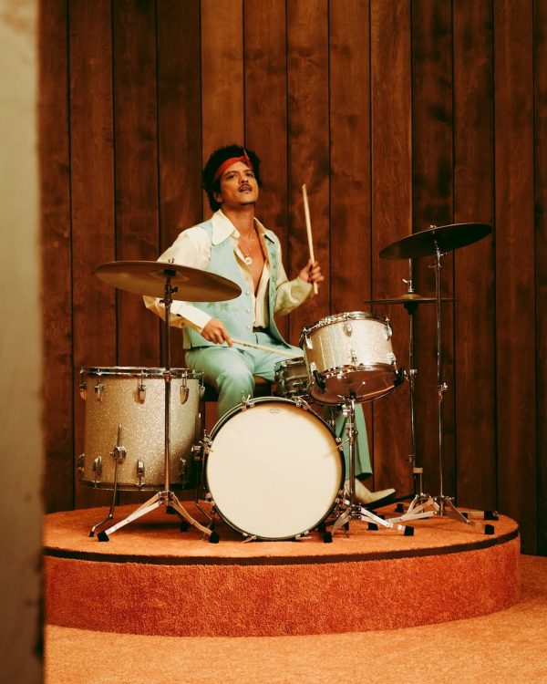 Ο Bruno Mars σε φωτογραφία από τον επίσημο λογαριασμό του στο Instagram για την επιτυχία του στο Billboard.