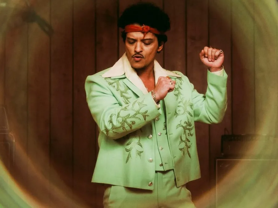 Ο Bruno Mars σε φωτογραφία από τον επίσημο λογαριασμό του στο Instagram για την επιτυχία του στο Billboard.