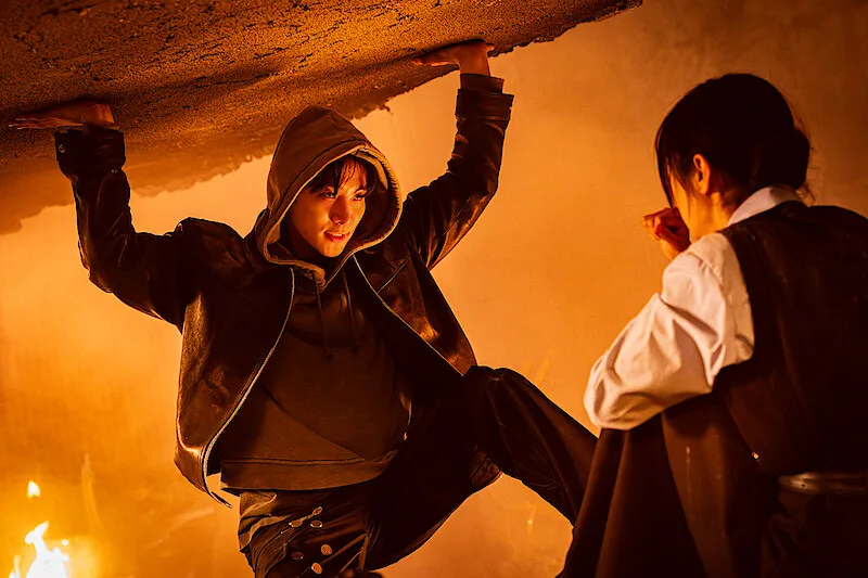 Η νέα κορεάτικη σειρά του Netflix δείχνει μια σκηνή δράσης με δύο χαρακτήρες σε δύσκολη θέση.