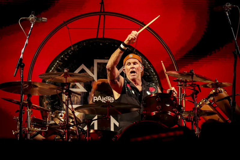 Οι Slash, Post Malone και Chad Smith σε αφιέρωμα για τα βραβεία Grammy 2026.