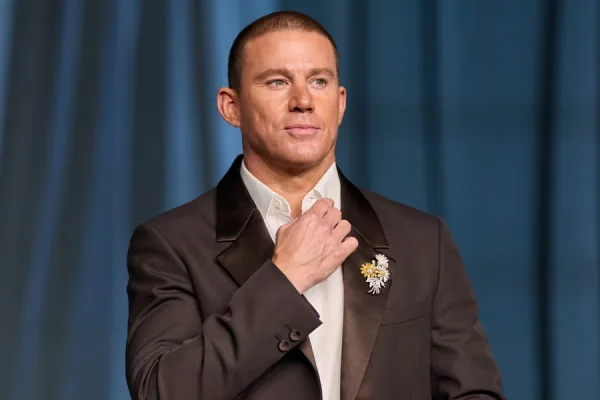 Ο Channing Tatum ποζάρει με κοστούμι μετά από χειρουργείο στον ώμο, προκαλώντας ανησυχία στους θαυμαστές του.