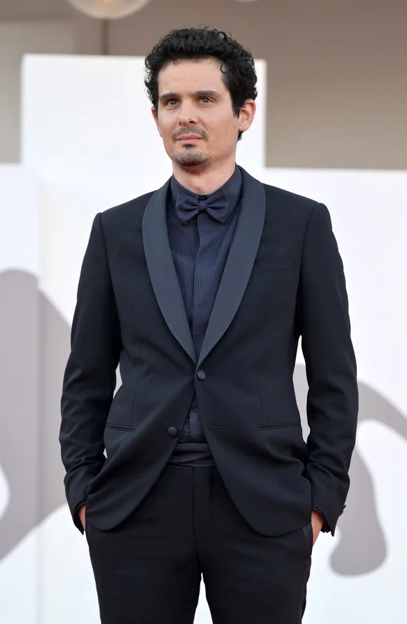 Ο ηθοποιός της νέας ταινίας του Damien Chazelle, φορώντας κοστούμι, στην Ελλάδα για τα γυρίσματα του Hollywood.
