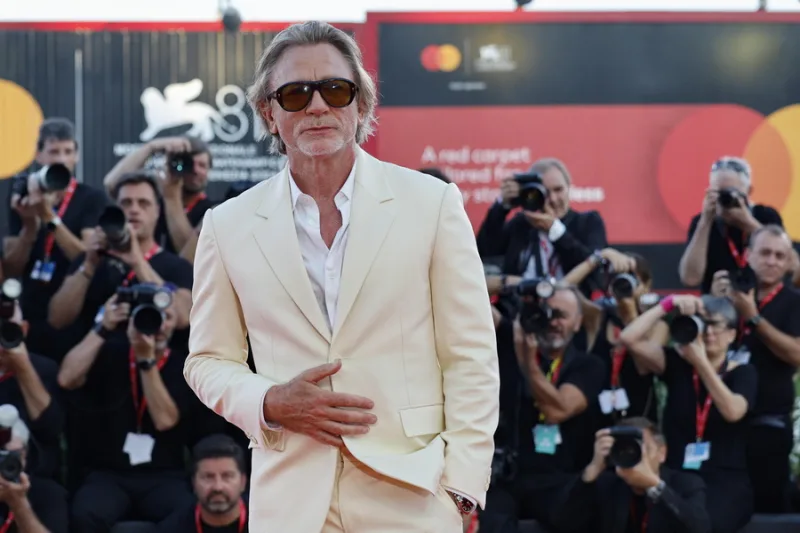 Ο Daniel Craig περπατάει στο κόκκινο χαλί για τη νέα ταινία του Damien Chazelle, με τους φωτογράφους να τον απαθανατίζουν.