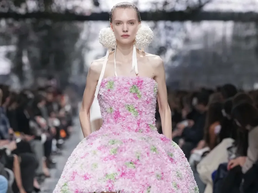 Στιγμιότυπο από την επίδειξη Haute Couture του οίκου Dior με την υπογραφή του Jonathan Anderson.