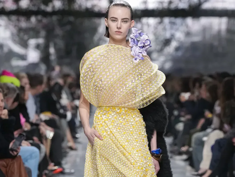 Δημιουργία από τη νέα haute couture συλλογή του οίκου Dior, σχεδιασμένη από τον Jonathan Anderson.