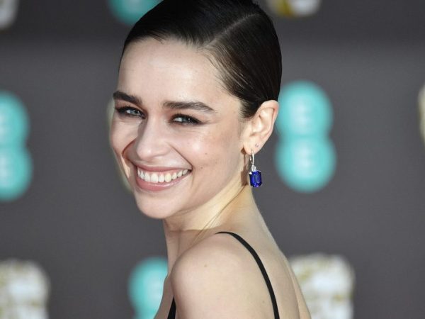 Η Emilia Clarke έσπασε πλευρά στα γυρίσματα της ταινίας Ponies
