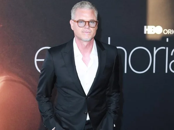 Ο Eric Dane, γνωστός ως McSteamy, ποζάρει με κοστούμι σε εκδήλωση, μετά την είδηση του θανάτου του.
