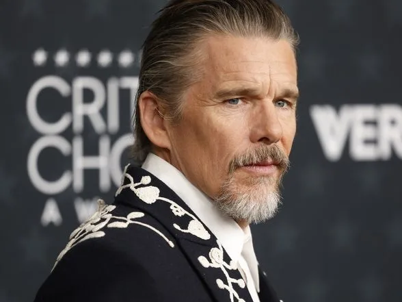 Ο ηθοποιός Ethan Hawke σε επίσημη εμφάνιση, συνεργάτης του σκηνοθέτη Richard Linklater.
