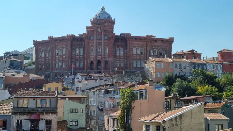 Η Μεγάλη του Γένους Σχολή στην Κωνσταντινούπολη πάνω από πολύχρωμα σπίτια.