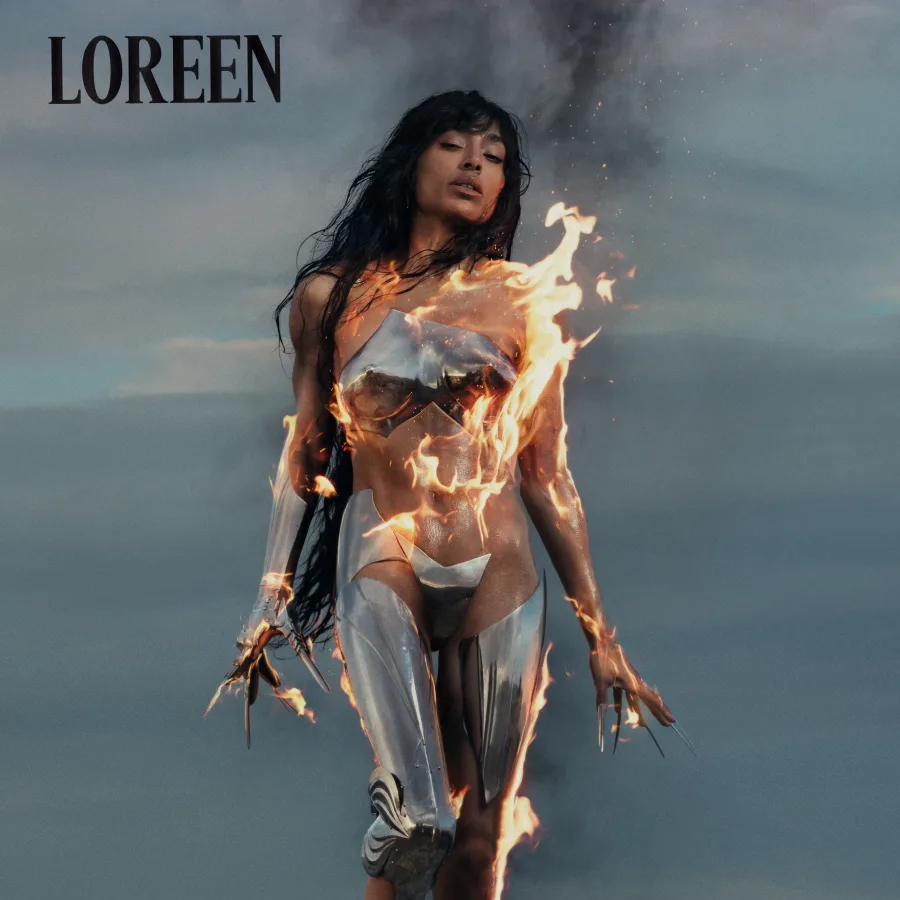 Η Loreen με μεταλλική πανοπλία και φλόγες στο σώμα της.