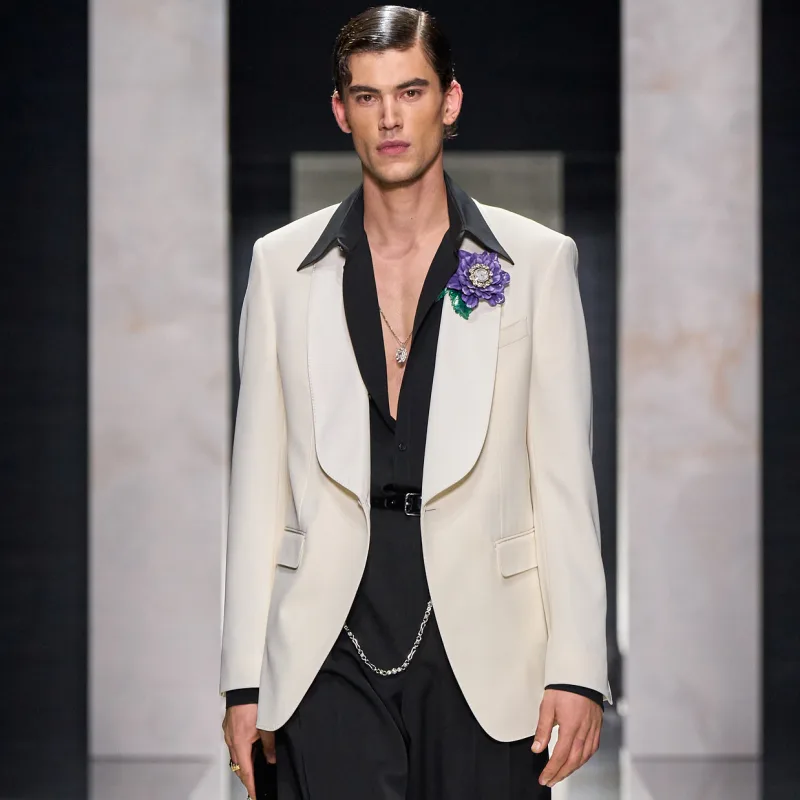 Ανδρικό μοντέλο από τη συλλογή The Portrait of Man του οίκου Dolce & Gabbana στην Εβδομάδα Μόδας του Μιλάνου.