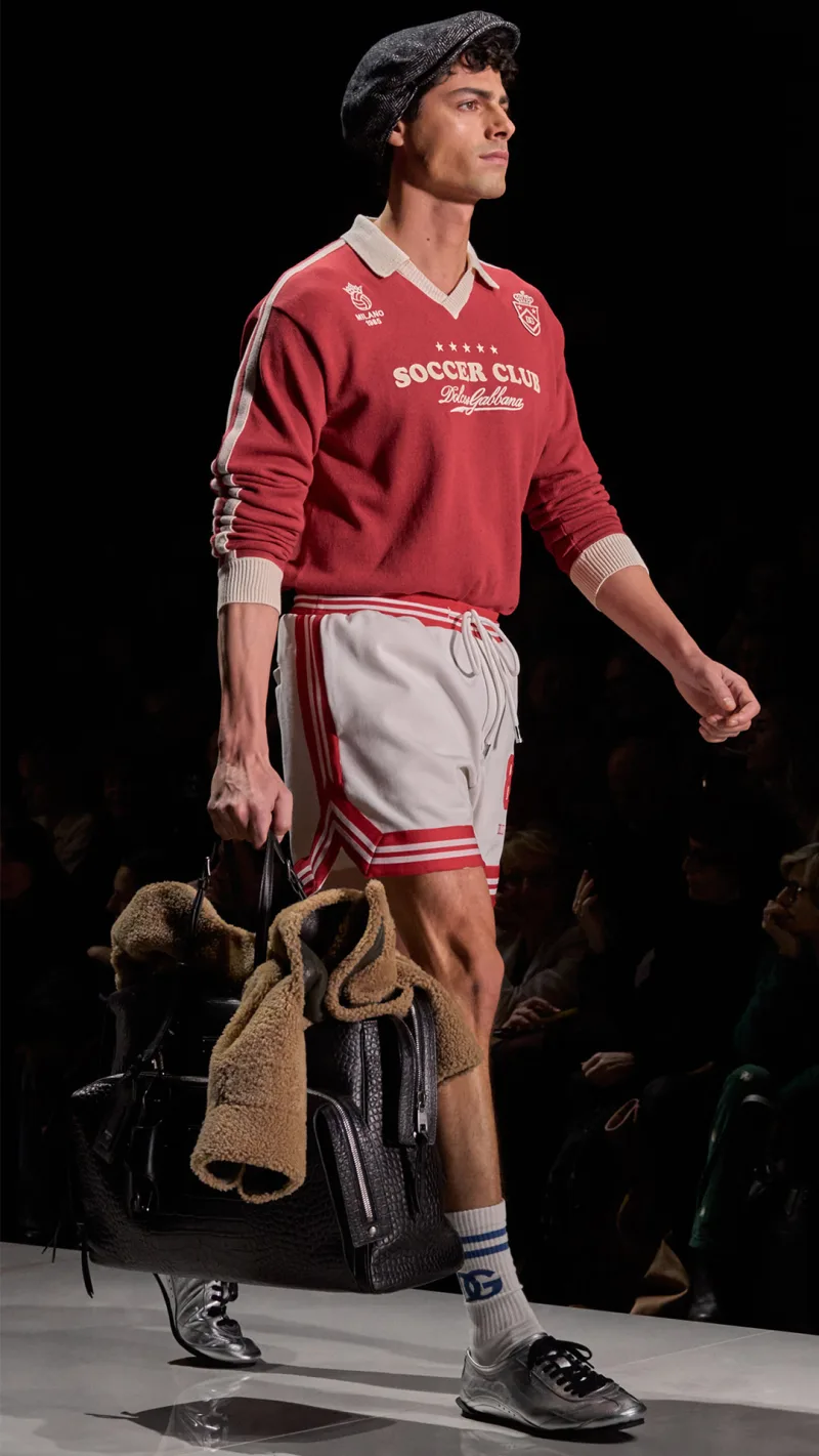 Ανδρικό μοντέλο από τη συλλογή The Portrait of Man του οίκου Dolce & Gabbana στην Εβδομάδα Μόδας του Μιλάνου.