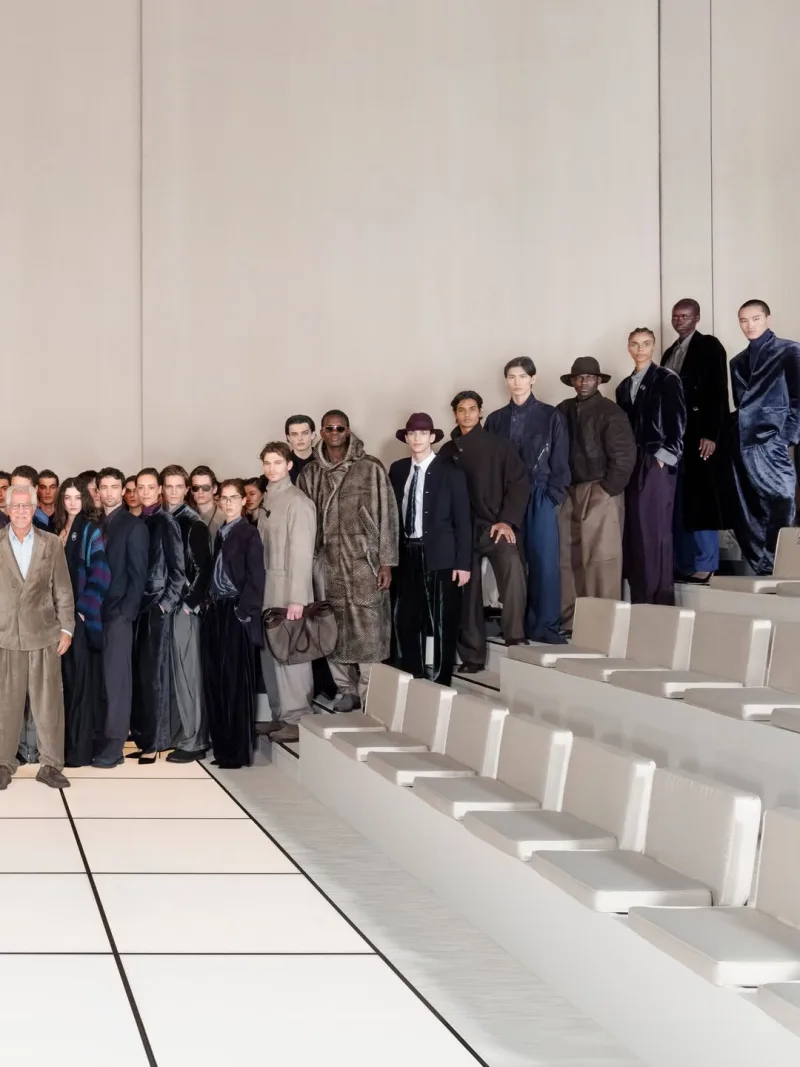 Ανδρική συλλογή Giorgio Armani Φθινόπωρο/Χειμώνας 26-27 με βελούδα και κασμίρ στην Εβδομάδα Μόδας του Μιλάνου.