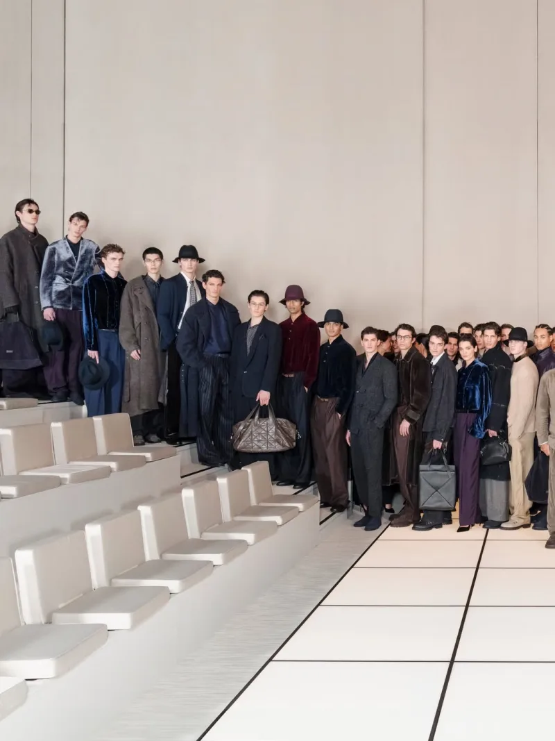Μοντέλα στην επίδειξη μόδας Armani Men’s Fall/Winter 26-27.