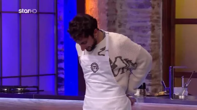 Ο 28χρονος παίκτης του Masterchef 2026 με τις viral ατάκες ετοιμάζεται για την κουζίνα, προκαλώντας αντιδράσεις στους κριτές.