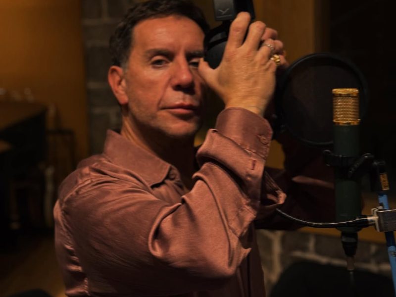 Γιώργος Μαζωνάκης: Κέρασε σφηνάκια τον κόσμο έξω από το μαγαζί που τραγουδά (video)