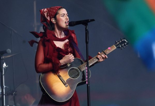 Η τραγουδίστρια Gracie Abrams, η οποία κάνει το υποκριτικό της ντεμπούτο στην ταινία Please της Halina Reijn.