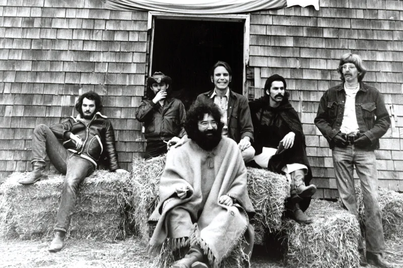 Οι Grateful Dead το 1970: Kreutzmann, McKernan, Garcia, Weir, Hart και Lesh σε ομαδική φωτογραφία του συγκροτήματος.