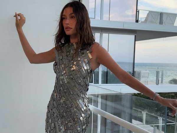 Πώς να αναβαθμίσεις τα χειμερινά party outfits σύμφωνα με την Hailey Bieber