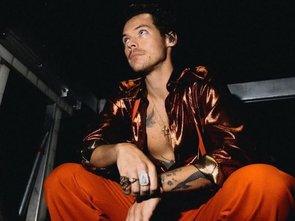 Ο Harry Styles προαναγγέλλει το τέταρτο άλμπουμ του μέσα από μυστηριώδεις αφίσες