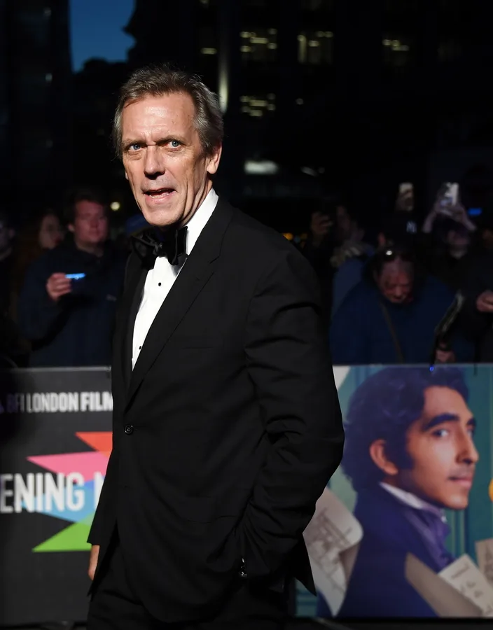 Ο Hugh Laurie, γνωστός ως Dr House, παρουσιάζεται στην Ελλάδα για τη νέα σειρά Dig, προκαλώντας ενδιαφέρον.