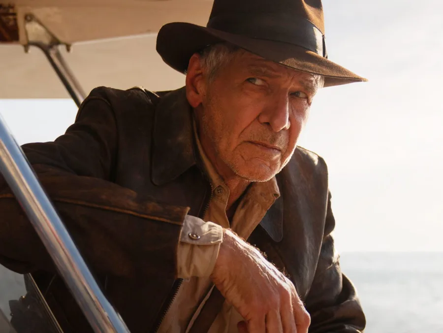 Ο Harrison Ford ως Indiana Jones σε σκάφος.