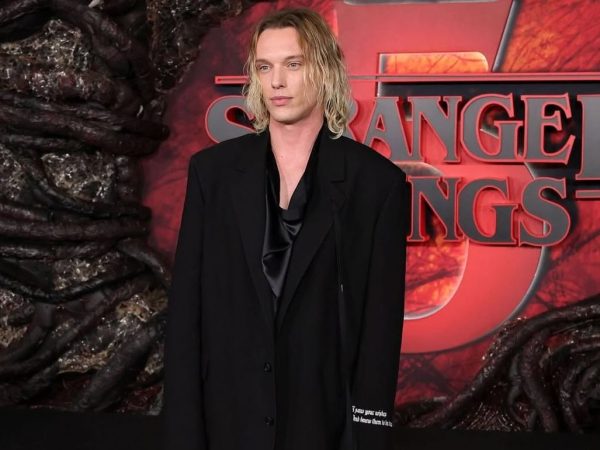 Ο λόγος που το dating timeline του Jamie Campbell Bower έγινε viral