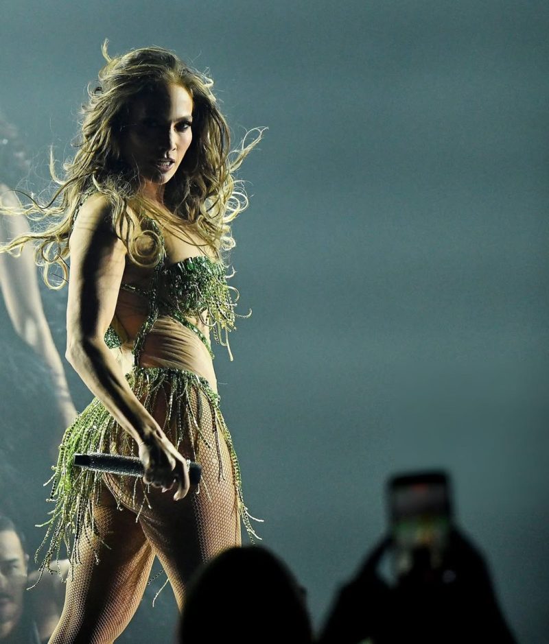 Η Jennifer Lopez στη σκηνή με πράσινο εντυπωσιακό κορμάκι Celia Kritharioti.