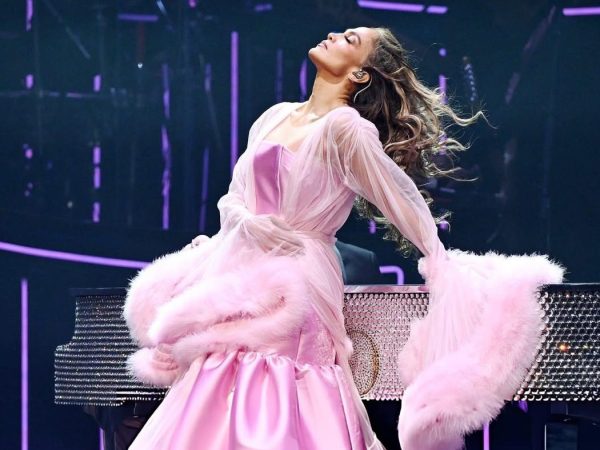 Jennifer Lopez: Γυμνή στην μπανιέρα, αποκαλύπτει το μυστικό της λαμπερής επιδερμίδας της