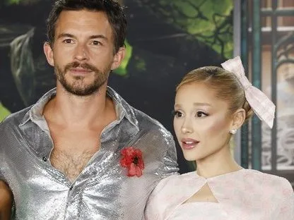 Η Ariana Grande και ο Jonathan Bailey στη σκηνή για το μιούζικαλ Sunday in the Park with George.
