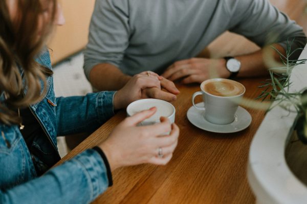 Καφές με αυγό: Το νέο coffee trend που έχει διχάσει τα social