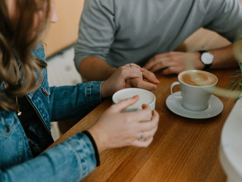 Ήπιες παραπάνω καφέ απ’ όσο άντεχες; Τι συμβαίνει στο σώμα σου και πώς να επανέλθεις