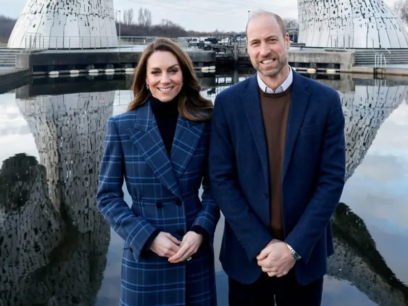 Η Kate Middleton, Πριγκίπισσα της Ουαλίας, φοράει το πρώτο παλτό με τη δική της σχεδιαστική υπογραφή.