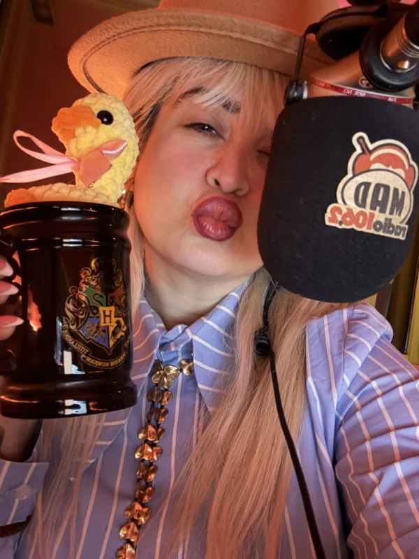 Ραδιοφωνική παραγωγός του Mad Radio 106,2 στο στούντιο με κούπα Χάρι Πότερ.