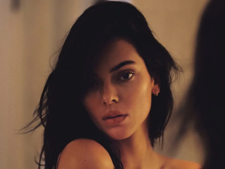 Η Kendall Jenner ποζάρει γυμνή σε ανάρτησή της στο Instagram που έγινε viral.