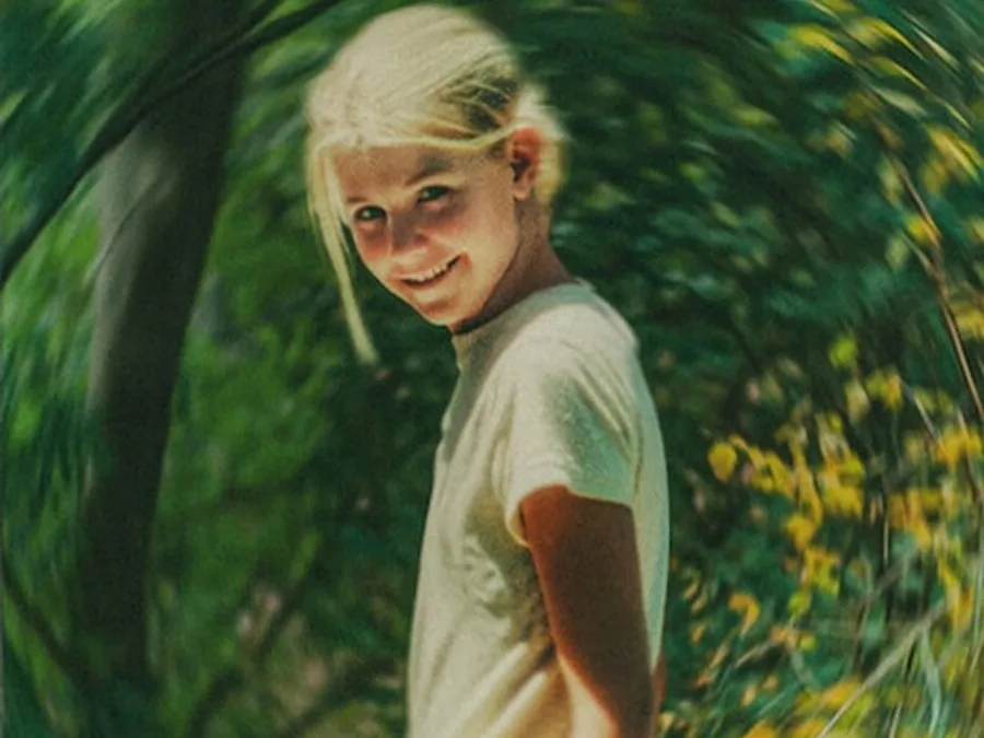 Η Elizabeth Smart σε νεαρή ηλικία σε εξωτερικό χώρο.