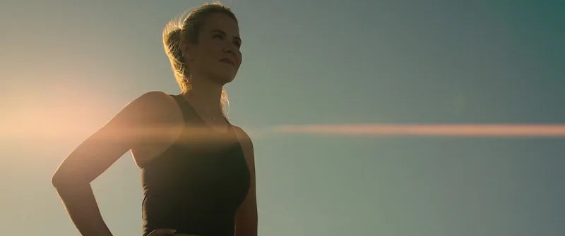 Η Elizabeth Smart στέκεται με αυτοπεποίθηση κοιτάζοντας προς τον ορίζοντα, στο πλαίσιο του ντοκιμαντέρ του Netflix για την απαγωγή της.