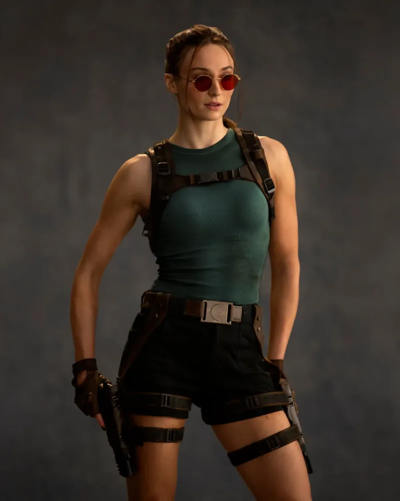 Η Sophie Turner ως Lara Croft στη σειρά Tomb Raider