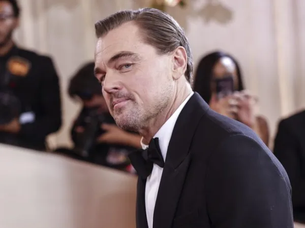 Ο Leonardo DiCaprio και η Teyana Taylor σε συζήτηση στην τελετή των Χρυσών Σφαιρών.